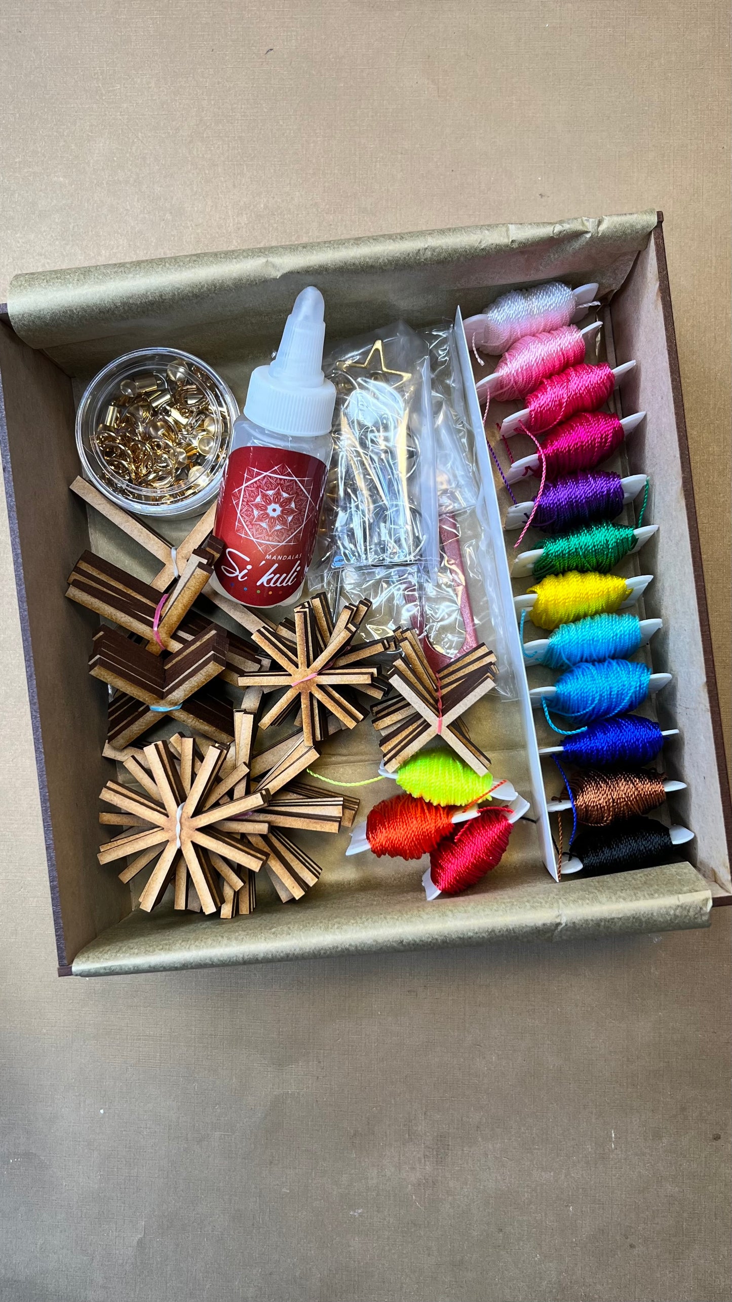 Emprendiendo con mandalas tejidos: Curso y kit con bases y accesorios (incluye envío nacional)