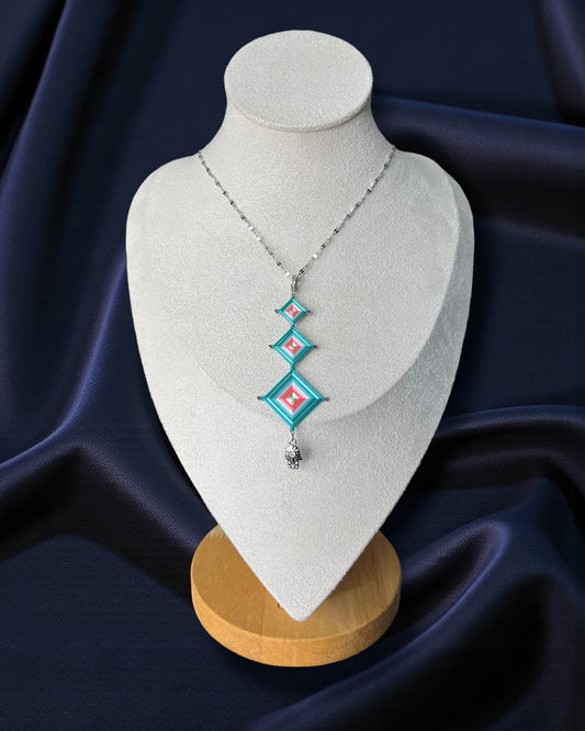 Triada sagrada - Tres rombos unidos que simbolizan la conexión entre cuerpo, mente y espíritu.